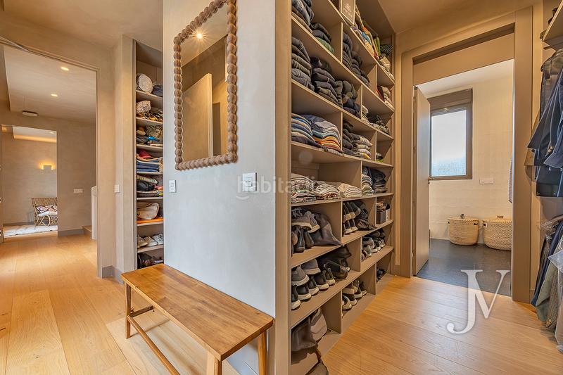 Foto c1e976de-66ce-4cde-abf2-567f3b994557. Xalet amb xemeneia calefacció aparcament piscina a Madrid