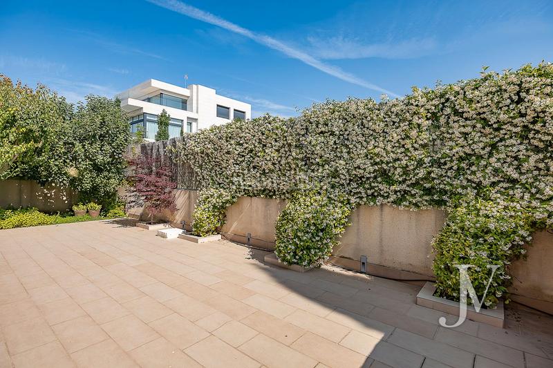 Foto c73ef545-5b57-43bb-98b9-03e791128186. Xalet amb xemeneia calefacció aparcament piscina a Madrid