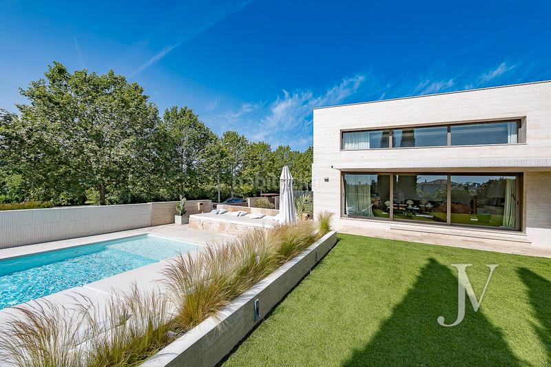 Foto dd752f42-a578-4262-b164-0d8705a0ebea. Xalet amb xemeneia calefacció aparcament piscina a Madrid