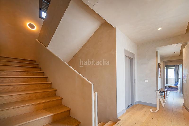 Foto e2ec990c-e548-42be-a2a9-83cb51f96f97. Xalet amb xemeneia calefacció aparcament piscina a Madrid