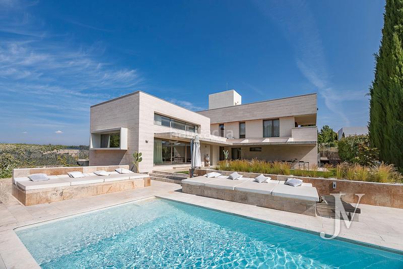 Foto e6a36614-d6f8-41fb-b4ab-064c5b4dc20c. Xalet amb xemeneia calefacció aparcament piscina a Madrid