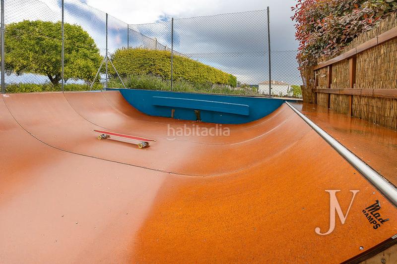 Foto f5724bf8-0f13-47c4-8082-8206b9849136. Xalet amb xemeneia calefacció aparcament piscina a Madrid