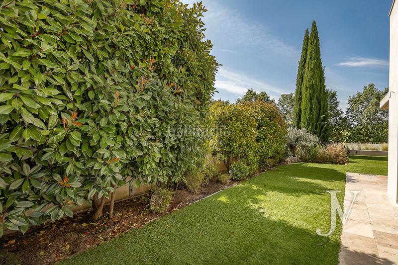 Foto fcf94b4c-9199-4699-bad2-ef7cfe433187. Xalet amb xemeneia calefacció aparcament piscina a Madrid