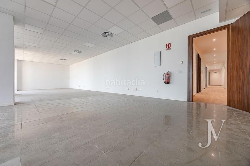 Foto b4cfc838-d985-443d-9543-8468231282a2. Office space with heating parking in Las Tablas Madrid
