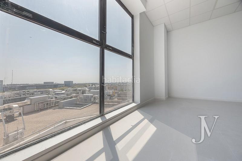Foto f576604a-3d48-4c45-a830-58ee91dba521. Office space with heating parking in Las Tablas Madrid