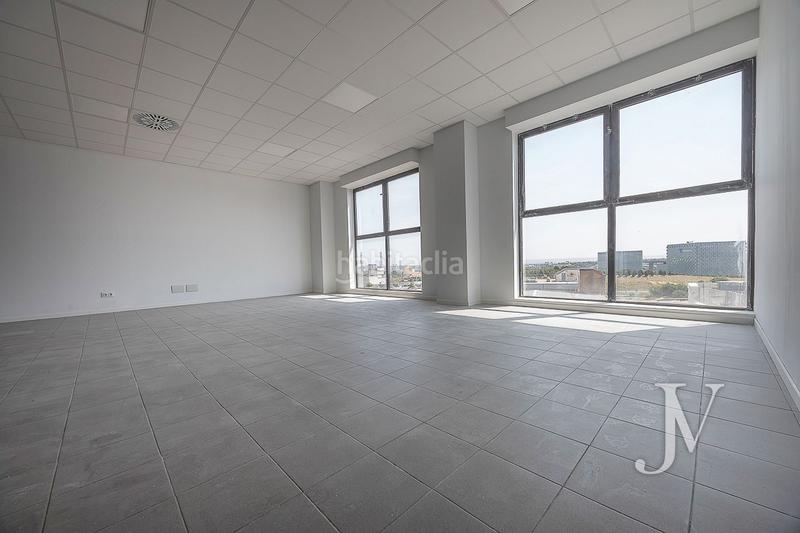 Foto d3359a0a-295f-4d83-93fa-e41e45fa00b4. Ufficio con riscaldamento parcheggio in Las Tablas Madrid
