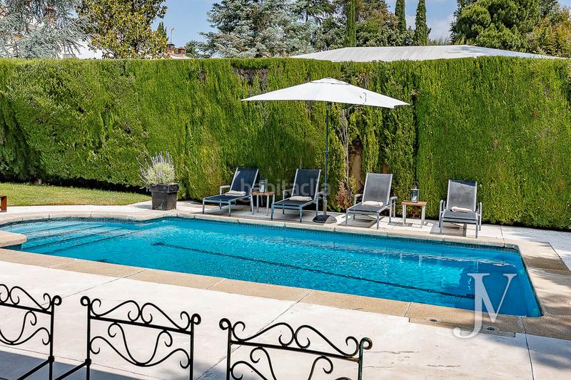 Foto 74a0aee1-eaef-4ee7-ab3b-166f36295a2d. Casa adossada amb xemeneia calefacció aparcament piscina a Madrid