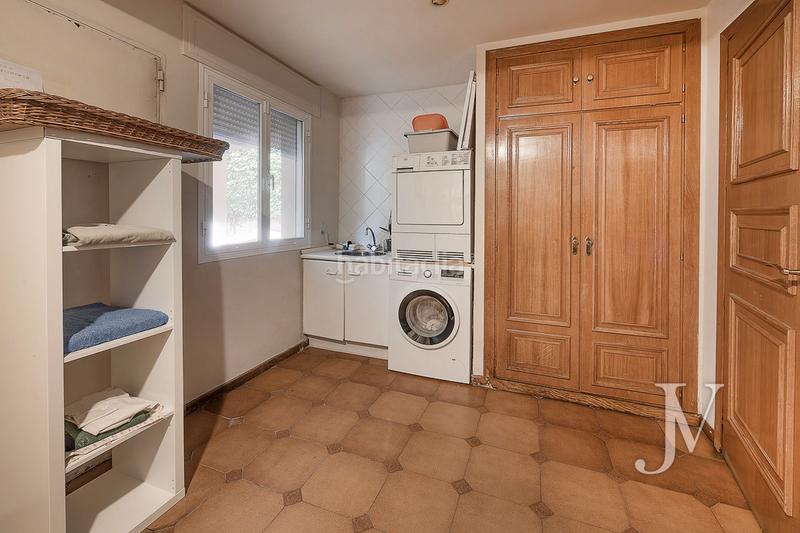 Foto a32518fb-47d8-476a-a6d5-2a639f85eb32. Casa adossada amb xemeneia calefacció aparcament piscina a Madrid