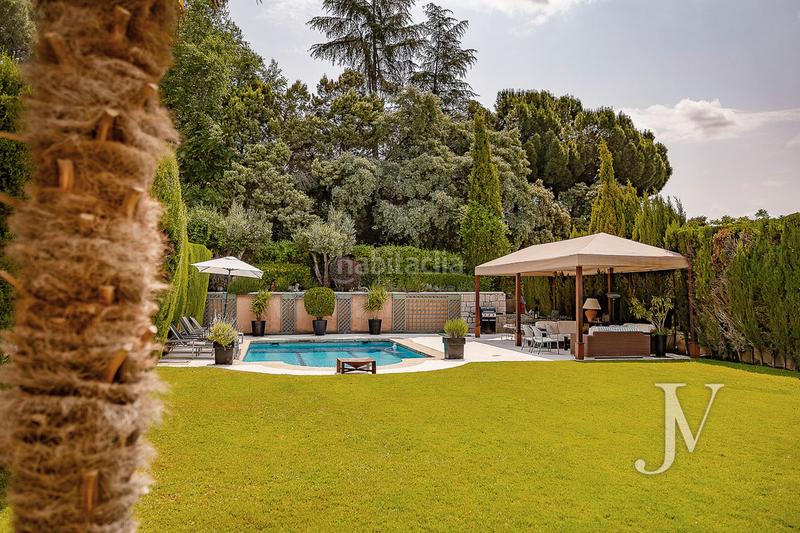 Foto b323490c-4c05-45e0-ab8c-740d3ca83f70. Casa adossada amb xemeneia calefacció aparcament piscina a Madrid