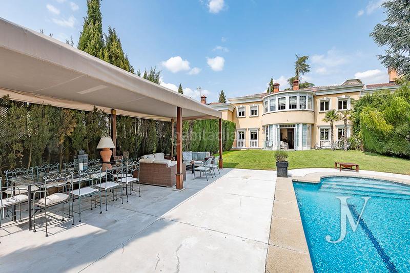 Foto b8b5d55c-423e-4755-ab52-390633163465. Casa adossada amb xemeneia calefacció aparcament piscina a Madrid