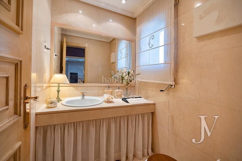 Foto c5b0c029-6fb1-4d30-8b17-d2af4366631b. Casa adossada amb xemeneia calefacció aparcament piscina a Madrid