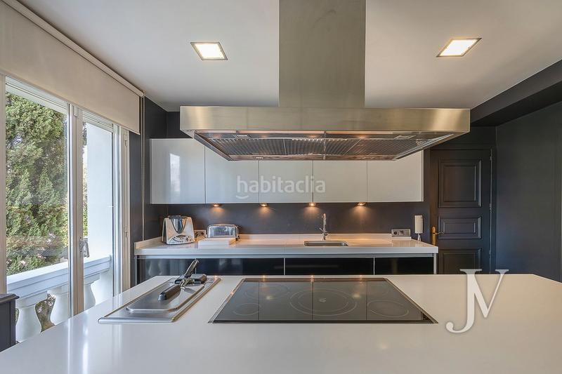 Foto c85a983e-5af1-4e61-ba30-9aed806e7240. Casa adossada amb xemeneia calefacció aparcament piscina a Madrid