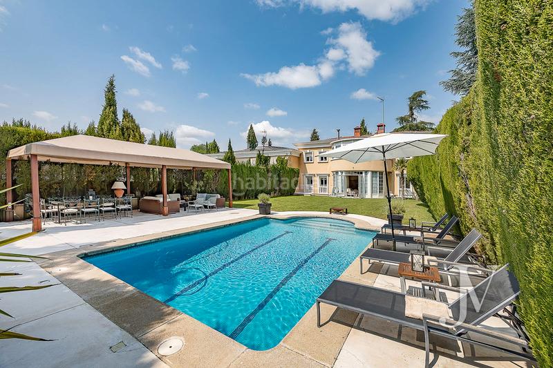 Foto e3d34521-578c-4fb7-b657-9ac17bfdfcba. Casa adossada amb xemeneia calefacció aparcament piscina a Madrid
