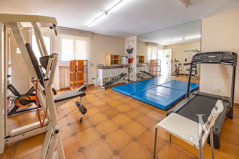 Foto f2ee756a-b064-4830-913c-99fb44e1d194. Casa adossada amb xemeneia calefacció aparcament piscina a Madrid