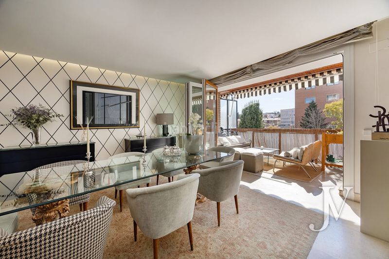 Piso puerta de hierro: piso de 280m2 con muy buenas calidades, distribución amplia y buena urbanización con jardín y piscina en Madrid - Imagen 3