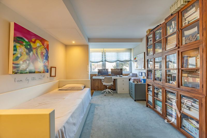 Piso puerta de hierro: piso de 280m2 con muy buenas calidades, distribución amplia y buena urbanización con jardín y piscina en Madrid - Imagen 17