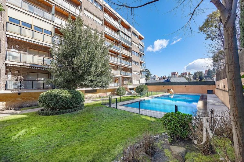 Piso puerta de hierro: piso de 280m2 con muy buenas calidades, distribución amplia y buena urbanización con jardín y piscina en Madrid - Imagen 4
