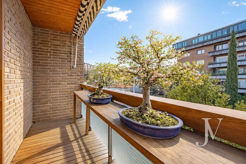 Piso puerta de hierro: piso de 280m2 con muy buenas calidades, distribución amplia y buena urbanización con jardín y piscina en Madrid - Imagen 8