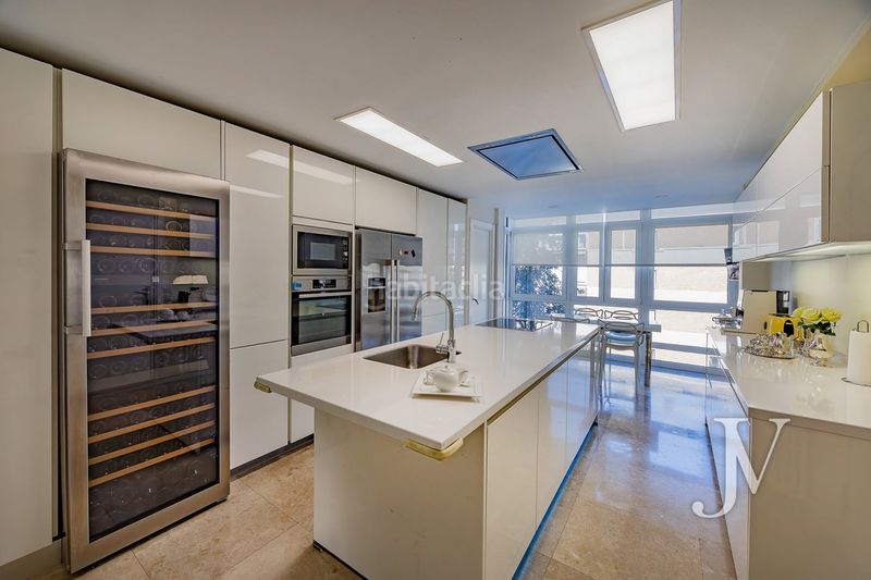 Piso puerta de hierro: piso de 280m2 con muy buenas calidades, distribución amplia y buena urbanización con jardín y piscina en Madrid - Imagen 6