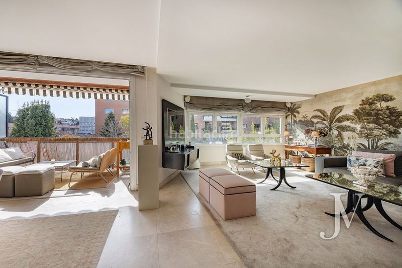 Piso puerta de hierro: piso de 280m2 con muy buenas calidades, distribución amplia y buena urbanización con jardín y piscina en Madrid - Imagen 2