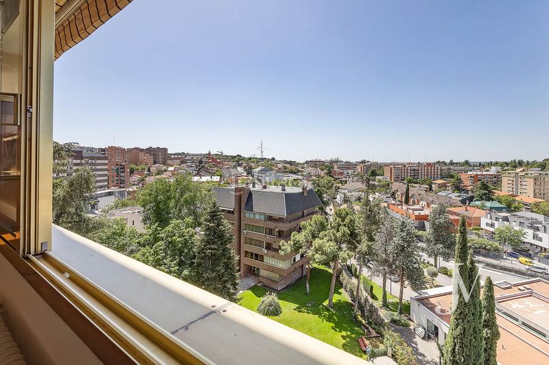 Piso  en  Fuentelarreina. Puerta de hierro, vistas, 3 dormitorios + servicio, con jardin y