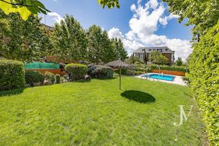 Piso en Carretera del Plantío. Majadahonda, 2 dormitorios con 2 baños y 2 garajes, jardin y pis