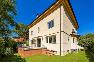 Chalet en Nueva España. Puerta de hierro: 220m2 para reformar, piscina, guardería, gimna