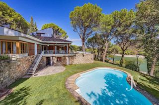 Chalet in San Martín de Valdeiglesias. Pantano de san juan 1 linea de agua con embarcadero propio 7 hab