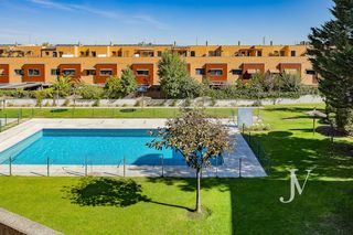 Maison jumelée à Dehesa Vieja-Puente Cultural. Chalet pareado en urbanización con zonas comunes y seguridad 24h