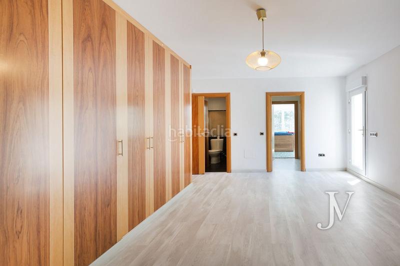 Foto 492c86fe-8298-4ff1-9874-e5396f5fb80e. Chalet mit heizung parking pool in urbanización La Moraleja La Moraleja