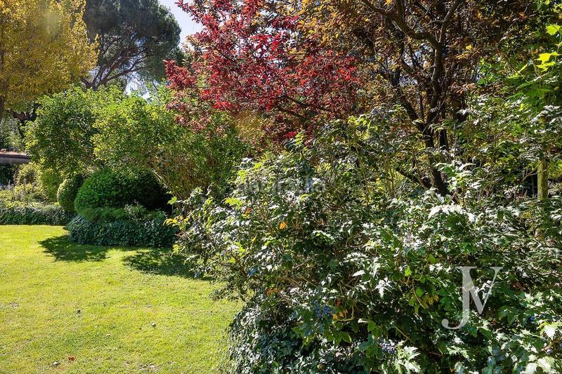 Foto 2ef43add-d4ff-49ca-8e0b-54931341a1d4. Chalet con riscaldamento parcheggio piscina in Somosaguas Pozuelo de Alarcón