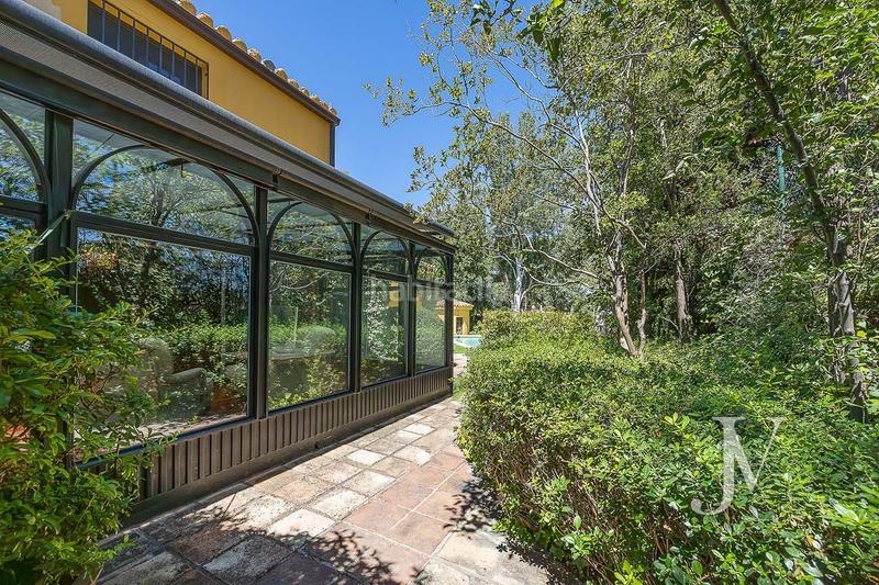 Foto 8b9e53ed-6ff3-4873-ab18-cb10aacb8650. Chalet con riscaldamento parcheggio piscina in Somosaguas Pozuelo de Alarcón