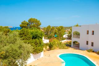 Maison à Carrer olot 8. Dos villas unifamiliares independientes con piscina