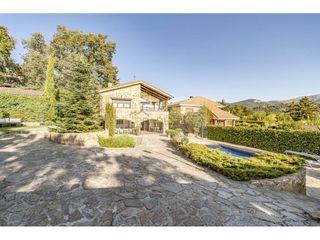 Xalet a Becerril de la Sierra. Chalet unifamiliar independiente de 320 m2 parcela de 992 con pi