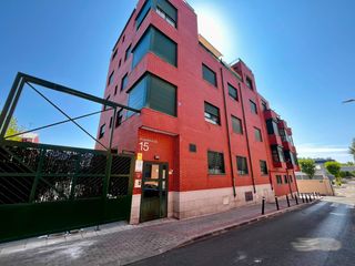 Miete Autoparkplatz in Calle de albarracín 15. Plaza de garaje para coche grande