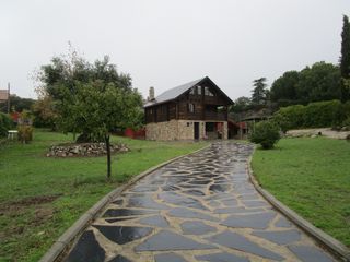 Chalet en Pino Alto-Navarredonda. Impresionante chalet de 160 m2 en parcela de 1454 m2. urbanizaci