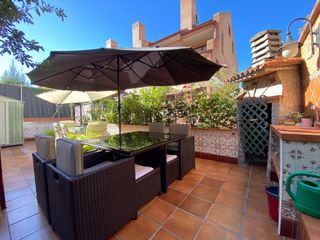 Casa aparellada a Valderas-Los Castillos