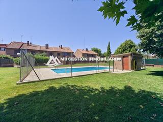 Semi detached house in Humanes de Madrid. Mb gestión inmobiliaria vende estupendo chalet en zona centro de