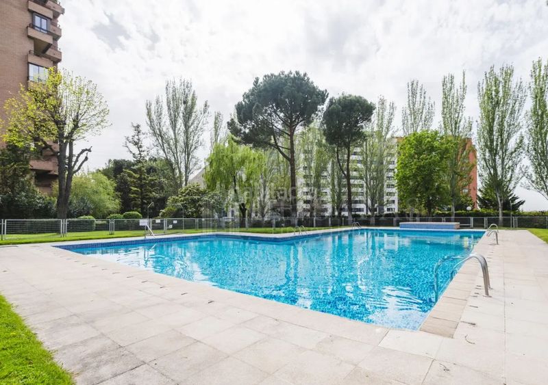 Foto 8e68e2f4-cff4-41e4-b916-a5348044d92e. Pis amb calefacció piscina a Valdezarza Madrid