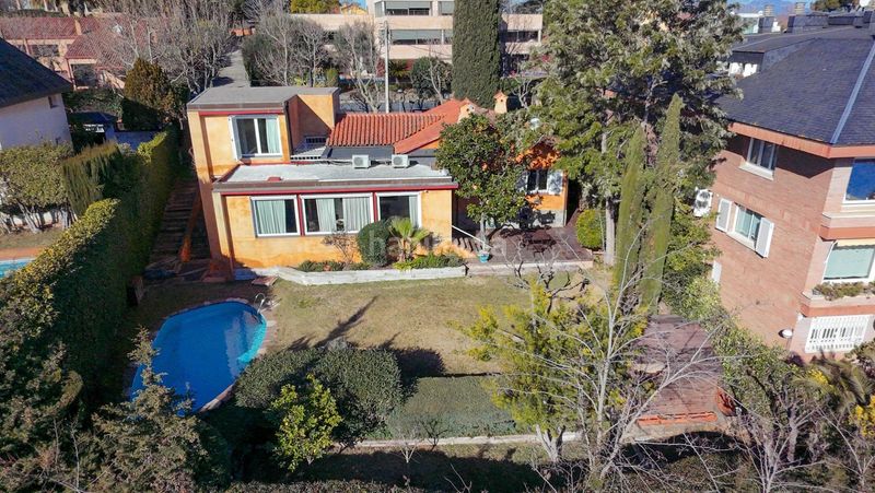 Foto 54f3bd27-6e20-4e92-a3d7-98ac719c553a. Casa espectacular casa en venta en sant cugat 5 habitaciones, piscina y jardín privado en Sant Cugat del Vallès