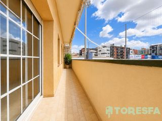 Pis a Centre. Amplio piso de 3 habitaciones con balcón en el centro de granoll