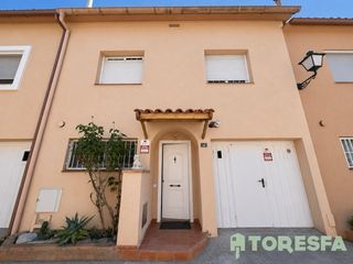 Semi detached house in Polinyà. Casa adosada con 4 habitaciones, garaje y gran patio en el centr