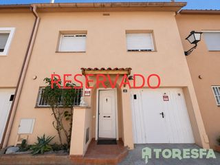 Semi detached house in Polinyà. Casa adosada con 4 habitaciones, garaje y gran patio en el centr
