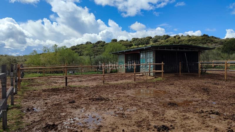 Foto c11e54ee-b16e-4628-87c3-dda90e5208b9. Finca rústica  para caballos o ganado a pié de carretera. dispone de agua . en Valdemorillo