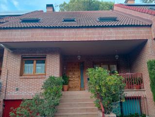 Reihenhaus in La Navata. Chalet adosado con piscina y tenis comunitarios. cerca de renfe.