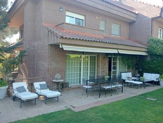 Doppelhaus in Colonia. Chalet pareado en torrelodones colonia, zona las marías.