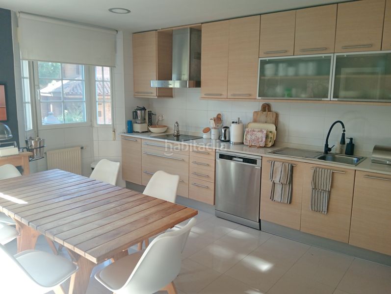 Foto e194b6b3-960d-4baa-808b-b0b16f0ebc31. Casa aparellada amb xemeneia calefacció aparcament a Torrelodones