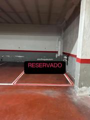 Aparcament cotxe a Carrer de galileu 272. Parking en el barrio del centro a pie de calle