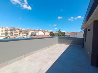 Dplex a Carrer transversal 181. Zona de sant pere. dplex con terraza de 3habs.