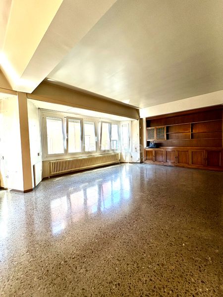 Foto 1bba5939-bb5f-4cb5-9b86-4385812ffefe. Pis amb xemeneia calefacció aparcament a Barri del Centre Terrassa